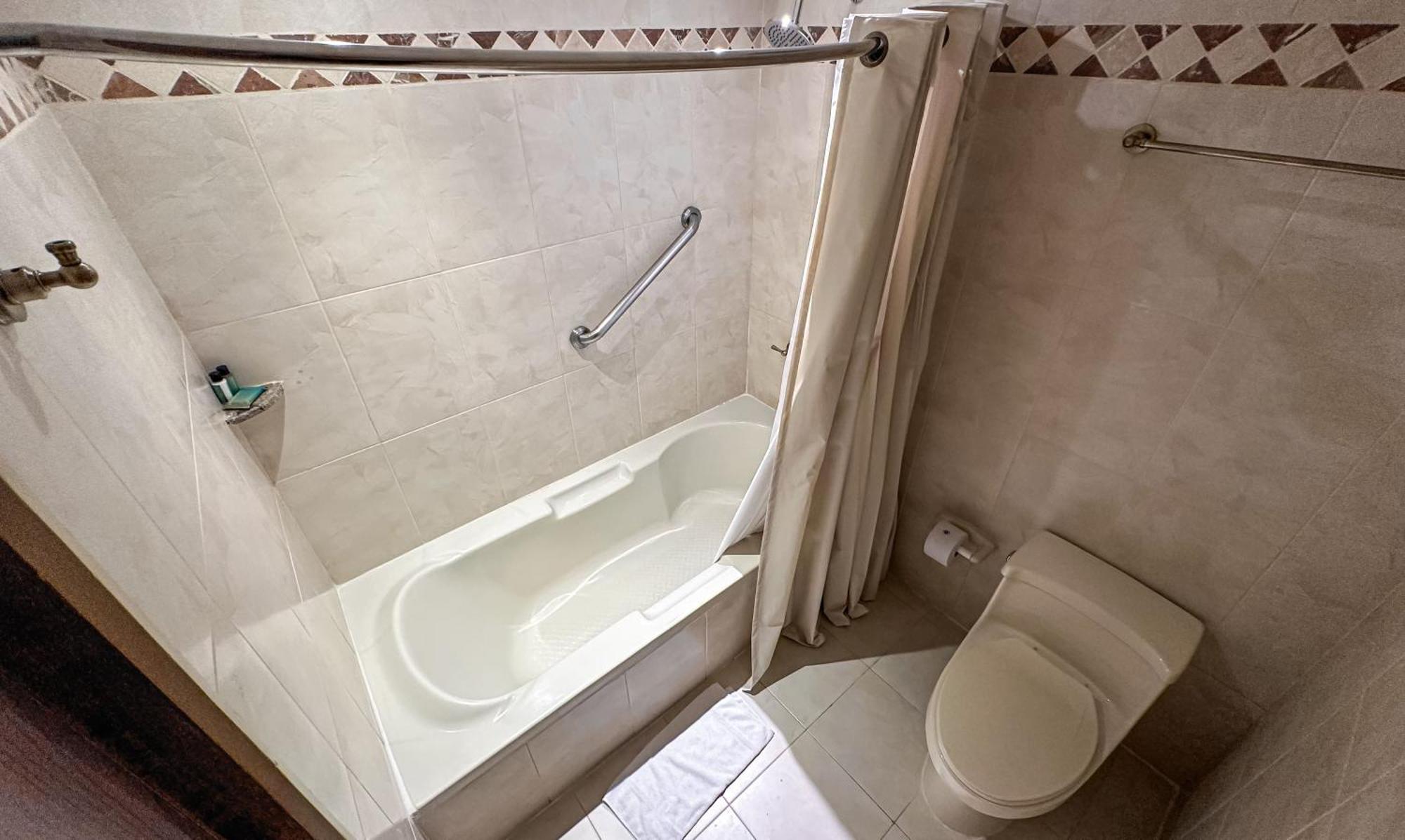 Hotel El Prado Barranquilla  Exterior foto A bathtub with a shower curtain