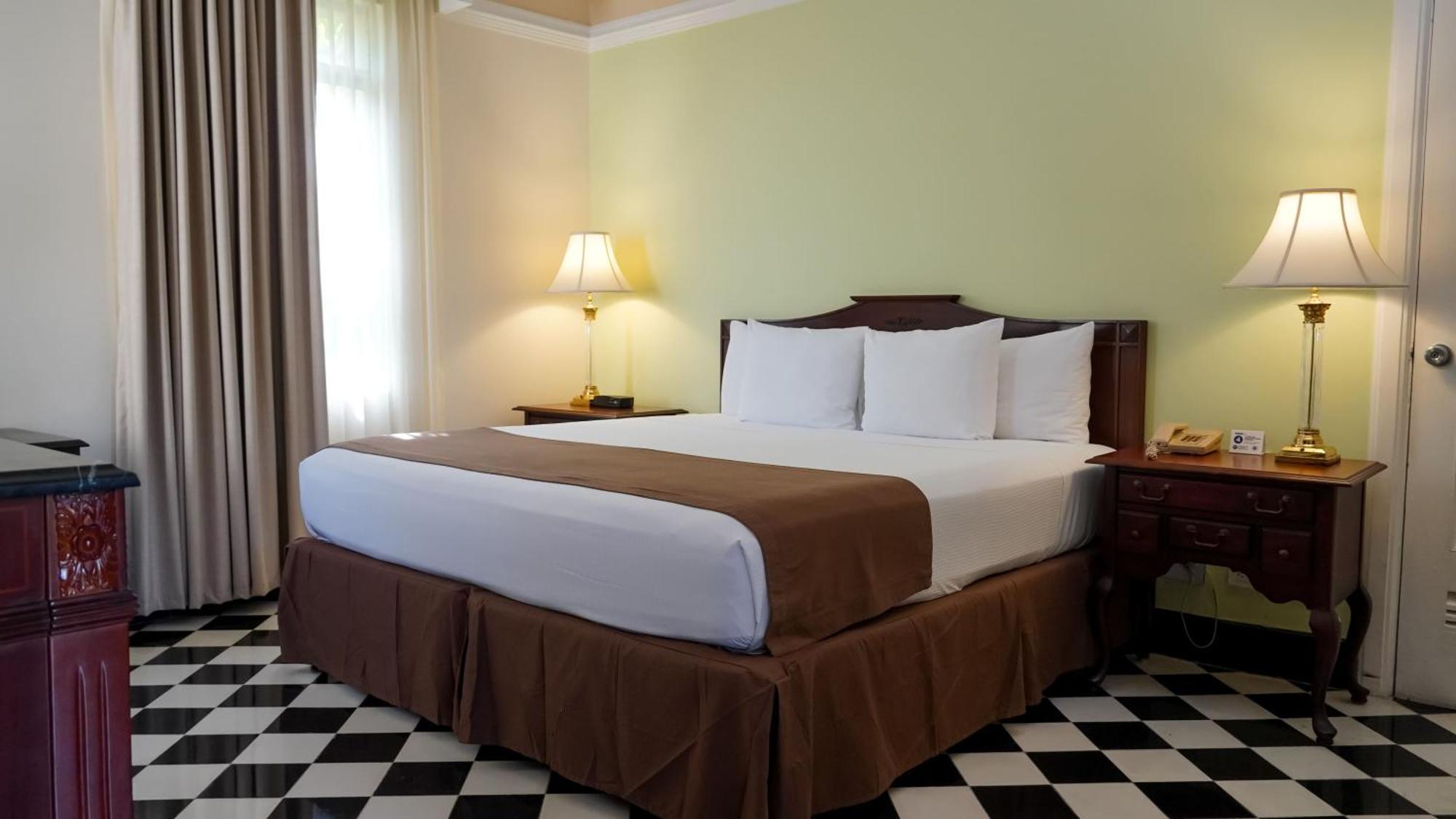 Hotel El Prado Barranquilla  Exterior foto A bed with a bed skirt