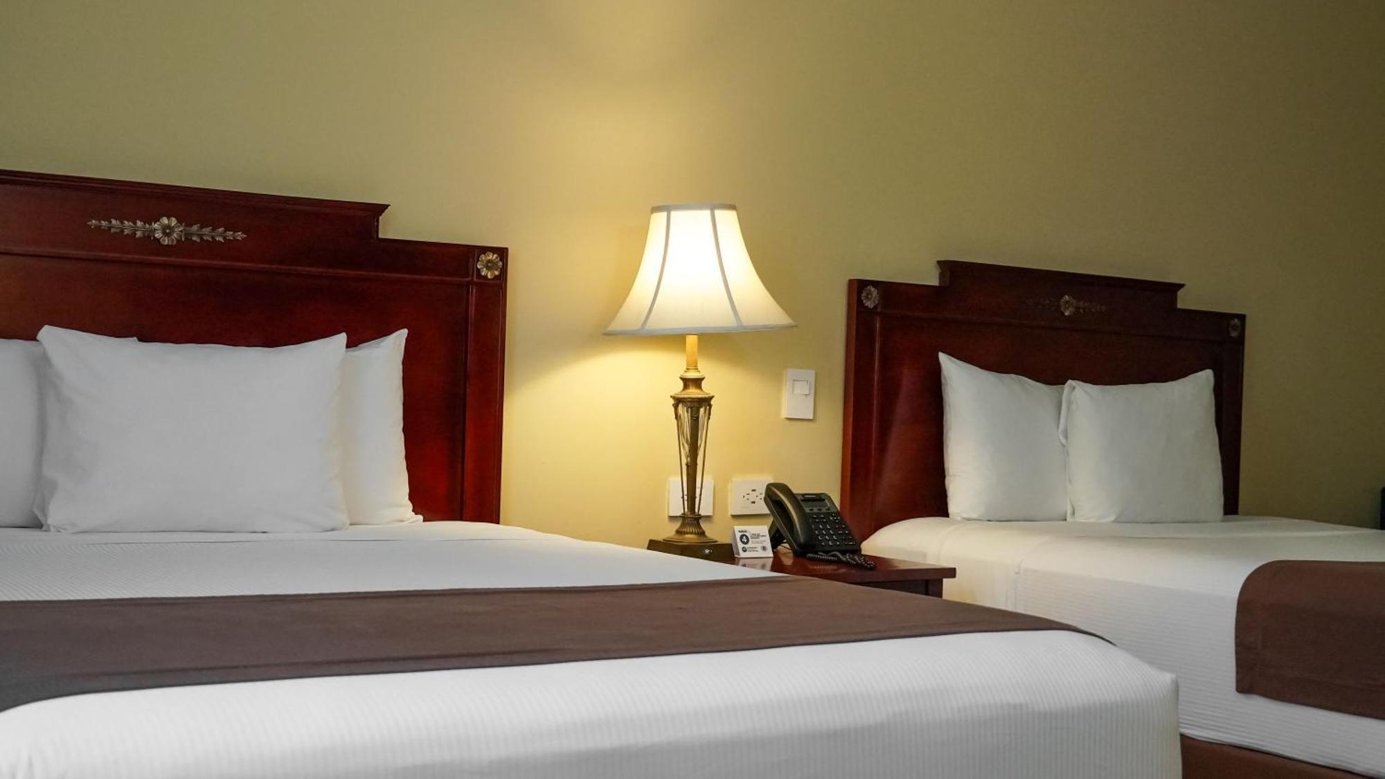 Hotel El Prado Barranquilla  Exterior foto A guest room at the Best Western Premier Hotel the Royal
